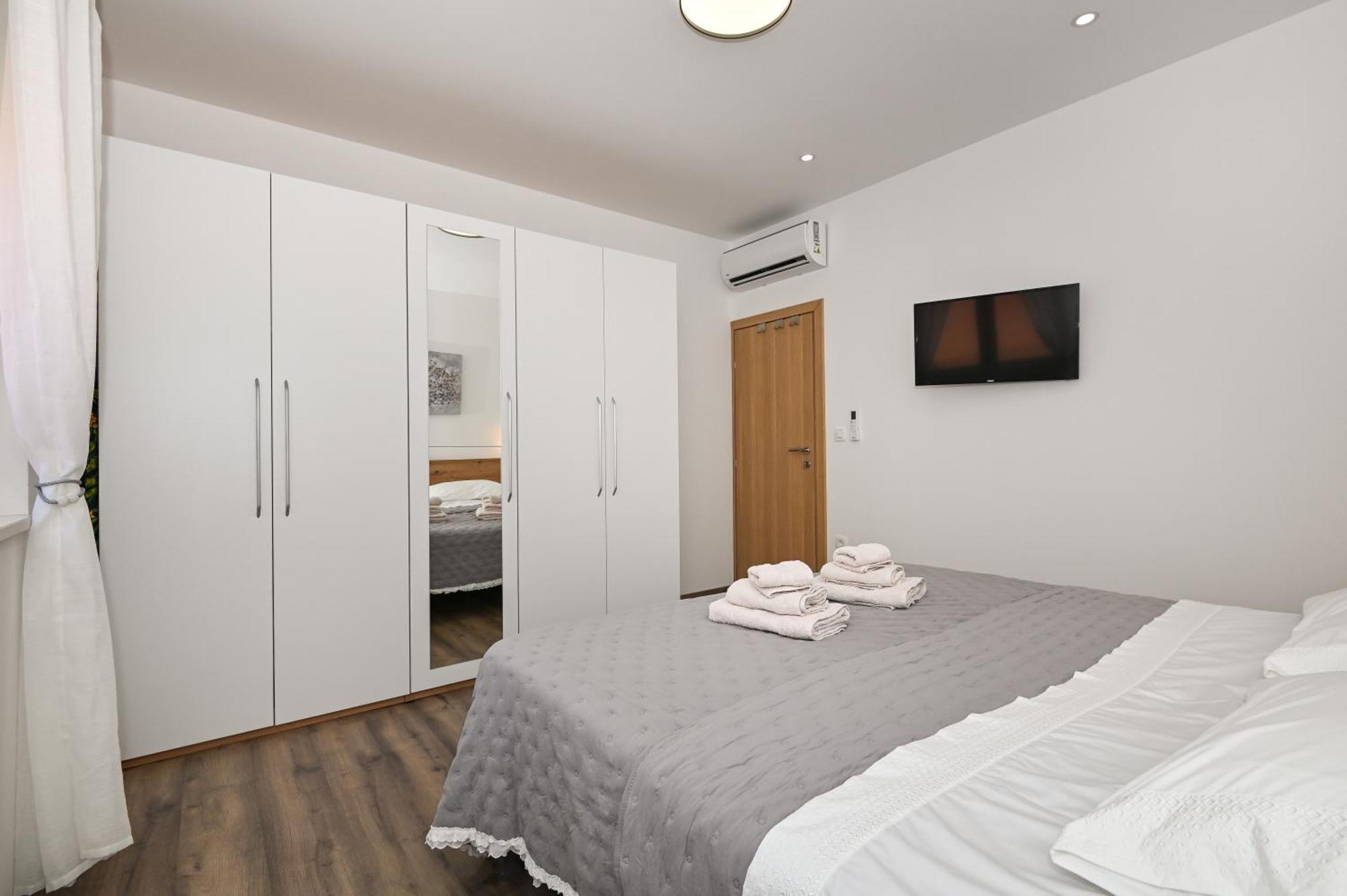 M Apartman *